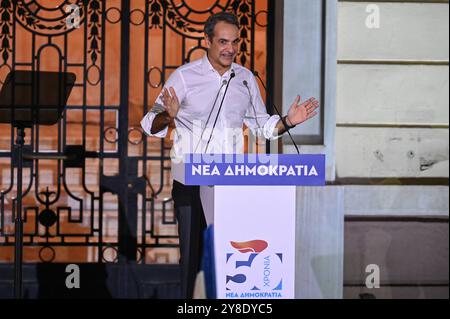 Regierende Partei der Neuen Demokratie feiert 50-jähriges Bestehen der griechische Premierminister Kyriakos Mitsotakis spricht während der Feier des 50-jährigen Bestehens der regierenden Partei neue Demokratie mit Unterstützern. Athen Griechenland Copyright: XNicolasxKoutsokostasxNicolasxKoutsokostasx DSC 202410040209 Stockfoto