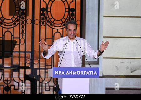 Regierende Partei der Neuen Demokratie feiert 50-jähriges Bestehen der griechische Premierminister Kyriakos Mitsotakis spricht während der Feier des 50-jährigen Bestehens der regierenden Partei neue Demokratie mit Unterstützern. Athen Griechenland Copyright: XNicolasxKoutsokostasxNicolasxKoutsokostasx DSC 202410040213 Stockfoto