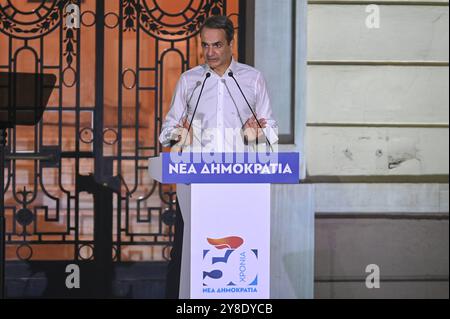 Regierende Partei der Neuen Demokratie feiert 50-jähriges Bestehen der griechische Premierminister Kyriakos Mitsotakis spricht während der Feier des 50-jährigen Bestehens der regierenden Partei neue Demokratie mit Unterstützern. Athen Griechenland Copyright: XNicolasxKoutsokostasxNicolasxKoutsokostasx DSC 202410040451 Stockfoto