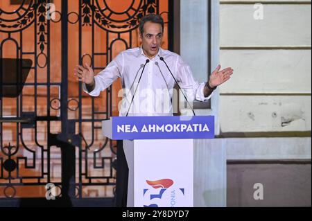 Regierende Partei der Neuen Demokratie feiert 50-jähriges Bestehen der griechische Premierminister Kyriakos Mitsotakis spricht während der Feier des 50-jährigen Bestehens der regierenden Partei neue Demokratie mit Unterstützern. Athen Griechenland Copyright: XNicolasxKoutsokostasxNicolasxKoutsokostasx DSC 202410040619 Stockfoto