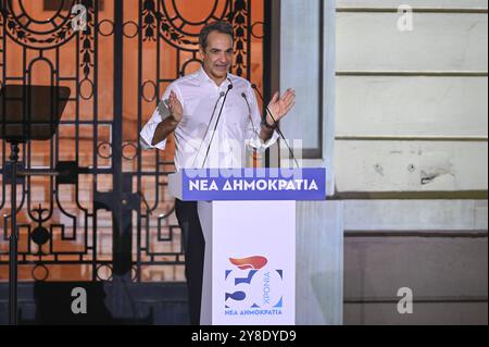 Regierende Partei der Neuen Demokratie feiert 50-jähriges Bestehen der griechische Premierminister Kyriakos Mitsotakis spricht während der Feier des 50-jährigen Bestehens der regierenden Partei neue Demokratie mit Unterstützern. Athen Griechenland Copyright: XNicolasxKoutsokostasxNicolasxKoutsokostasx DSC 202410040547 Stockfoto