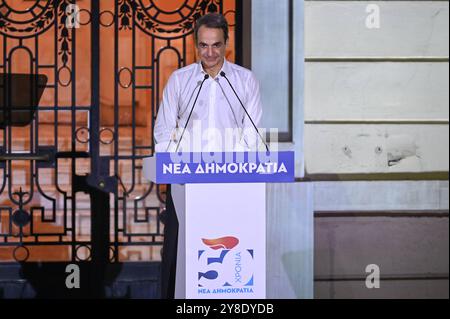 Regierende Partei der Neuen Demokratie feiert 50-jähriges Bestehen der griechische Premierminister Kyriakos Mitsotakis spricht während der Feier des 50-jährigen Bestehens der regierenden Partei neue Demokratie mit Unterstützern. Athen Griechenland Copyright: XNicolasxKoutsokostasxNicolasxKoutsokostasx DSC 202410040754 Stockfoto