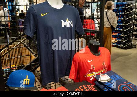 Flagship Store der Major League Baseball im Rockefeller Center, New York City, USA 2024 Stockfoto