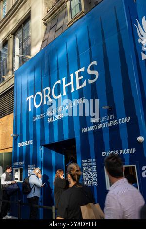 Torches ist ein lizenziertes Cannabis Emporium in der E. 42nd St. in New York City, 2024, USA Stockfoto