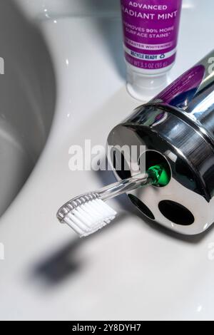 Nahaufnahme von Oral -B Zahnbürste und Crest Zahnpasta auf aBathroom Spink, 2024, USA Stockfoto