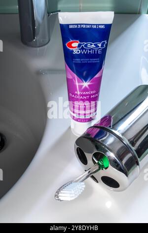 Nahaufnahme von Oral -B Zahnbürste und Crest Zahnpasta auf aBathroom Spink, 2024, USA Stockfoto