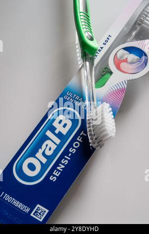 Nahaufnahme von Oral -B Zahnbürste und Crest Zahnpasta auf aBathroom Spink, 2024, USA Stockfoto