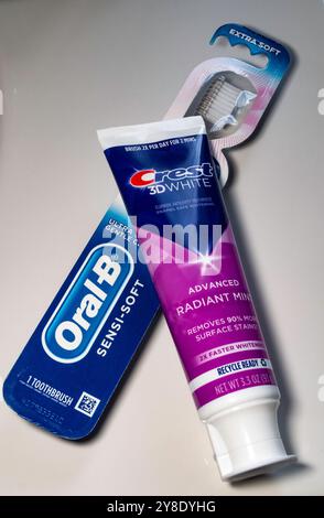 Nahaufnahme von Oral -B Zahnbürste und Crest Zahnpasta auf aBathroom Spink, 2024, USA Stockfoto