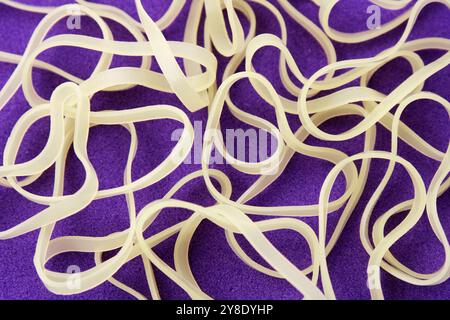 Gummibänder auf violettem Hintergrund Stockfoto