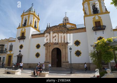 Spanische Barockkirche mit markanten gelben Glockentürmen und verziertem Eingangsportal, Iglesia del Socorro, Plaza del Socorro, Altstadt, Ronda, Provin Stockfoto