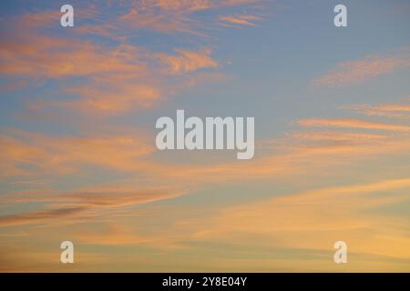 Sanfter Sonnenuntergang mit weichen pastellfarbenen Wolken am blauen Himmel, beruhigende Atmosphäre, Sonnenuntergang, Nordsee, Dänemark, Europa Stockfoto