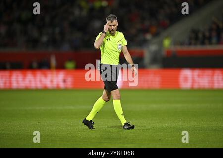 Schiedsrichter Enea Jorgji Albanien Geste, Geste, UEFA Conference League, Voith-Arena, Heidenheim, Baden-Württemberg, Deutschland, Europa Stockfoto