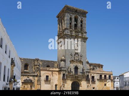 Majestätischer Glockenturm im Stadtzentrum mit reicher architektonischer Dekoration, Basilika Santa Maria de la Asuncion, Kirche Santa Maria de la Asuncion Stockfoto