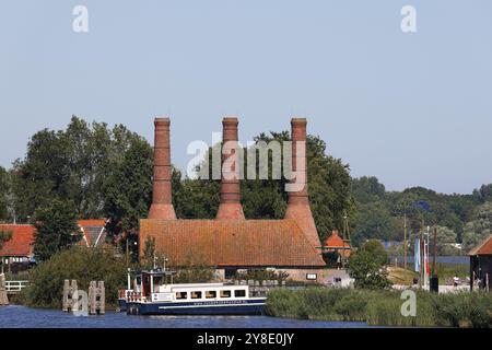 Ehemalige Kalkarbeiten mit Kalköfen im Zuiderzee Museum, Schornstein, Enkhuizen, Nordholland, Niederlande Stockfoto