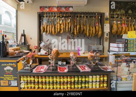 Spanische Metzgerei mit einer großen Auswahl an Hangschinken und feinen Wurstspezialitäten, Altstadt, Ronda, Provinz Malaga, Malaga, Andalusien, Spanien Stockfoto