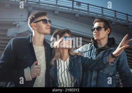 Nettes Paar das Spaß zu Fuß auf der Straße Stockfoto