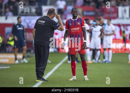 Fußballspiel, Trainer Frank SCHMIDT 1. Der FC Heidenheim ist links, mit dem rechten Zeigefinger auf den Kopf gestreckt und gibt Omar TRAORE 1 Anweisungen. FC Stockfoto