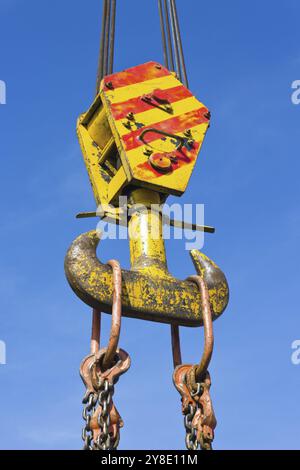 Industriekranhaken am blauen Himmel Stockfoto