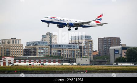 London, Großbritannien - 21. September 2024; British Airways BA CityFlyer ERJ-190 Passagierflugzeug landet am Flughafen London City LCY Stockfoto