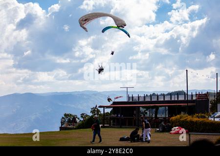 Barbosa, Antioquia, Kolumbien - 21. Januar 2024: Menschen fliegen über die wunderschönen Berge des Departements Antioquia in Kolumbien. Stockfoto