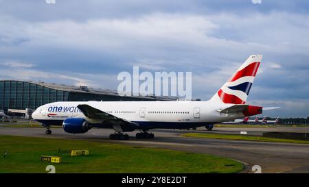 London, Großbritannien - 22. September 2024; British Airways Boeing 777 200 Passagierflugzeuge mit dem One World-Branding Stockfoto