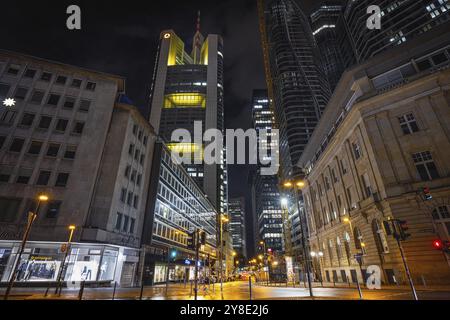 Wolken ziehen über den leuchtenden Commerzbank Tower am dunklen Abendhimmel, Rossmarkt, Frankfurt am Main, Hessen, Deutschland, Europa Stockfoto