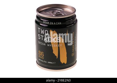 Nahaufnahme von Two Stacks Irish Whiskey in 100 ml Dose isoliert auf weißem Hintergrund mit 86-poligem Etikett. Stockfoto