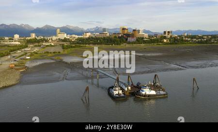 Schlepper werden an einem privaten Dock in der Nähe von Fish Creek im Coook Inlet Alaska festgemacht Stockfoto