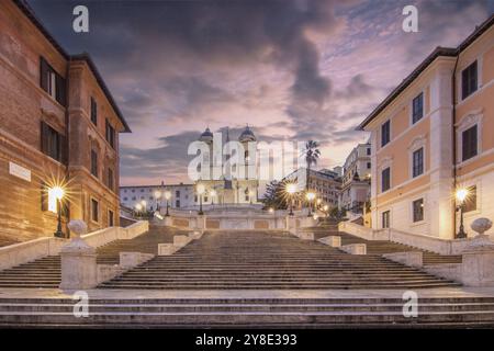 Blick auf eine wunderschöne historische römische Stadt. An einer der Sehenswürdigkeiten, mit alten Gebäuden und urbanem Flair. Morgensonnenaufgang an der Spanischen Treppe Scalinata di Stockfoto