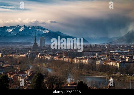 Blick auf Turin mit dem berühmten Maulwurf Antonelliana und dem Valle Susa an einem windigen Tag. Stockfoto