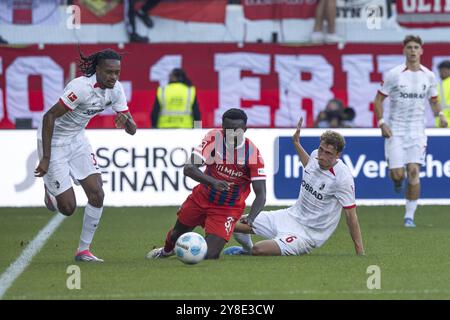 Fußballspiel, Sirlod CONTEH 1. Der FC Heidenheim wird deutlich von Patrick Osterhage SC Freiburg beeinflußt, der Jordy MAKENGO SC Freiburg ist links zu sehen Stockfoto