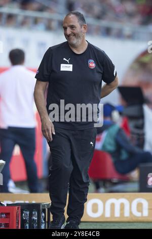 Fußballspiel, Trainer Frank SCHMIDT 1. Der FC Heidenheim lacht links in Richtung der Trainerbank, Voith-Arena Fußballstadion, Heidenhe Stockfoto