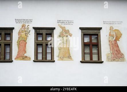 Die Gemälde stellen Symbole ziviler Tugenden dar: Mäßigung, Sorgfalt, Tapferkeit, Geduld und Gerechtigkeit Stockfoto