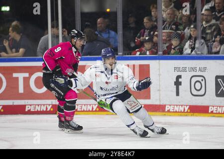 LanxessArena, Köln, Nordrhein-Westfalen, Michael Clarke (Straubing Tigers, #10), Maximilian Kammerer (Koelner Haie, #9), PENNY DEL, Koelner Haie Stockfoto