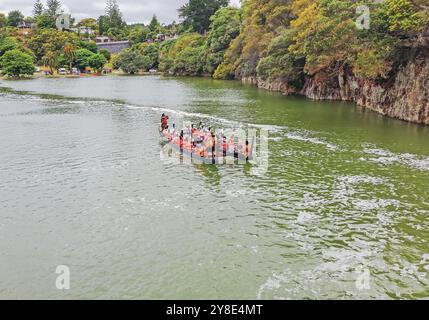 Waitangi River Traditional Maori Waka Tour an den Haruru Falls in Paihia, Northland, Nordinsel Neuseelands Stockfoto