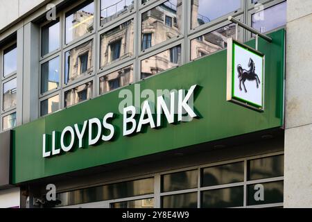 London, Großbritannien - 19. September 2024; grünes Schild mit Text für die Geschäftsniederlassung der Lloyds Bank mit schwarzem Pferdelogo Stockfoto