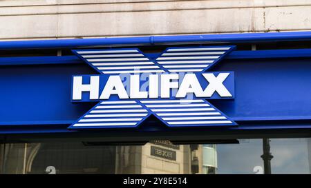 London, Großbritannien - 19. September 2024; Schild für das Bankgeschäft in Halifax in blau und weiß an der Wand an der Filiale Stockfoto