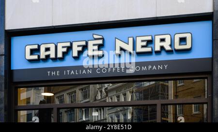 London, Großbritannien - 19. September 2024; Unterschrift mit dem Caffe Nero-Geschäftsnamen Stockfoto