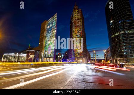 Festival of Lights 2024 Blick auf den Potsdamer Platz mit dem Kollhoff-Tower, Forum Tower, P 5 und The Ritz Charlton beim Festival of Lights 2024 in Berlin. Berlin Berlin Deutschland FH0A0304 *** Festival of Lights 2024 Blick auf den Potsdamer Platz mit Kollhoff Tower, Forum Tower, P 5 und dem Ritz Charlton beim Festival of Lights 2024 in Berlin Berlin Berlin Deutschland FH0A0304 Stockfoto