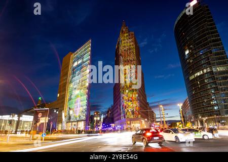 Festival of Lights 2024 Blick auf den Potsdamer Platz mit dem Kollhoff-Tower, Forum Tower, P 5 und The Ritz Charlton beim Festival of Lights 2024 in Berlin. Berlin Berlin Deutschland FH0A0305 *** Festival of Lights 2024 Blick auf den Potsdamer Platz mit Kollhoff Tower, Forum Tower, P 5 und dem Ritz Charlton beim Festival of Lights 2024 in Berlin Berlin Berlin Deutschland FH0A0305 Stockfoto
