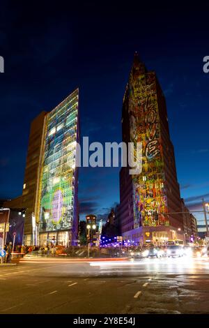 Festival of Lights 2024 Blick auf den Potsdamer Platz mit dem Kollhoff-Tower, Forum Tower, P 5 und The Ritz Charlton beim Festival of Lights 2024 in Berlin. Berlin Berlin Deutschland FH0A0297 *** Festival of Lights 2024 Blick auf den Potsdamer Platz mit Kollhoff Tower, Forum Tower, P 5 und dem Ritz Charlton beim Festival of Lights 2024 in Berlin Berlin Berlin Deutschland FH0A0297 Stockfoto