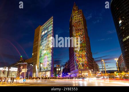 Festival of Lights 2024 Blick auf den Potsdamer Platz mit dem Kollhoff-Tower, Forum Tower, P 5 und The Ritz Charlton beim Festival of Lights 2024 in Berlin. Berlin Berlin Deutschland FH0A0308 *** Festival of Lights 2024 Blick auf den Potsdamer Platz mit dem Kollhoff Tower, Forum Tower, P 5 und dem Ritz Charlton beim Festival of Lights 2024 in Berlin Deutschland FH0A0308 Stockfoto