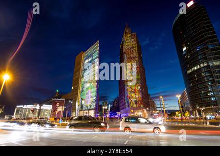 Festival of Lights 2024 Blick auf den Potsdamer Platz mit dem Kollhoff-Tower, Forum Tower, P 5 und The Ritz Charlton beim Festival of Lights 2024 in Berlin. Berlin Berlin Deutschland FH0A0309 *** Festival of Lights 2024 Blick auf den Potsdamer Platz mit Kollhoff-Turm, Forum Tower, P 5 und dem Ritz Charlton beim Festival of Lights 2024 in Berlin Berlin Berlin Deutschland FH0A0309 Stockfoto