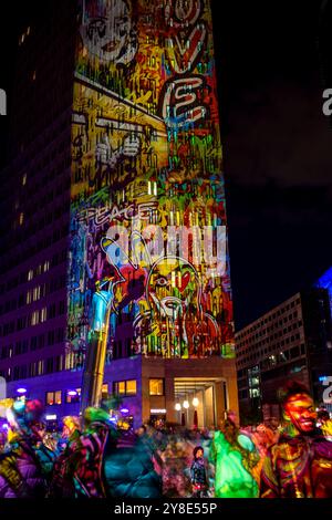 Festival of Lights 2024 Blick auf den Potsdamer Platz mit dem Kollhoff-Tower, Forum Tower, P 5 und The Ritz Charlton beim Festival of Lights 2024 in Berlin. Berlin Berlin Deutschland FH0A0343 *** Festival of Lights 2024 Blick auf den Potsdamer Platz mit Kollhoff-Turm, Forum Tower, P 5 und dem Ritz Charlton beim Festival of Lights 2024 in Berlin Berlin Berlin Deutschland FH0A0343 Stockfoto