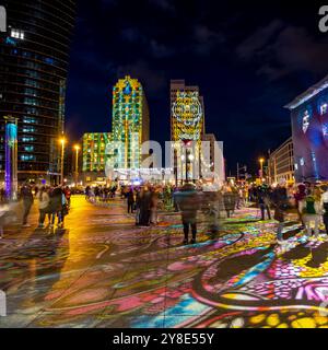 Festival of Lights 2024 Blick auf den Potsdamer Platz mit dem Kollhoff-Tower, Forum Tower, P 5 und The Ritz Charlton beim Festival of Lights 2024 in Berlin. Berlin Berlin Deutschland FH0A0318 *** Festival of Lights 2024 Blick auf den Potsdamer Platz mit Kollhoff Tower, Forum Tower, P 5 und dem Ritz Charlton beim Festival of Lights 2024 in Berlin Berlin Berlin Deutschland FH0A0318 Stockfoto