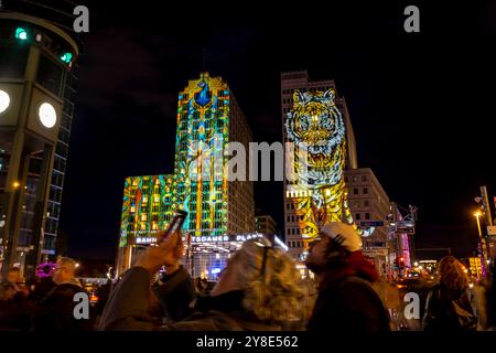 Festival of Lights 2024 Blick auf den Potsdamer Platz mit dem Kollhoff-Tower, Forum Tower, P 5 und The Ritz Charlton beim Festival of Lights 2024 in Berlin. Berlin Berlin Deutschland FH0A0351 *** Festival of Lights 2024 Blick auf den Potsdamer Platz mit Kollhoff Tower, Forum Tower, P 5 und dem Ritz Charlton beim Festival of Lights 2024 in Berlin Berlin Berlin Deutschland FH0A0351 Stockfoto