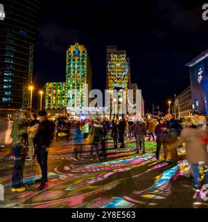 Festival of Lights 2024 Blick auf den Potsdamer Platz mit dem Kollhoff-Tower, Forum Tower, P 5 und The Ritz Charlton beim Festival of Lights 2024 in Berlin. Berlin Berlin Deutschland FH0A0325 *** Festival of Lights 2024 Blick auf den Potsdamer Platz mit Kollhoff Tower, Forum Tower, P 5 und dem Ritz Charlton beim Festival of Lights 2024 in Berlin Berlin Berlin Deutschland FH0A0325 Stockfoto