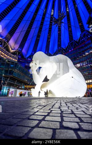 Festival of Lights 2024 Blick auf die Installation man im Center am Potsdamer Platz beim Festival of Lights 2024 in Berlin. Berlin Berlin Deutschland FH0A0367 *** Festival of Lights 2024 Blick auf die Installation man in the Center am Potsdamer Platz beim Festival of Lights 2024 in Berlin Berlin Berlin Deutschland FH0A0367 Stockfoto