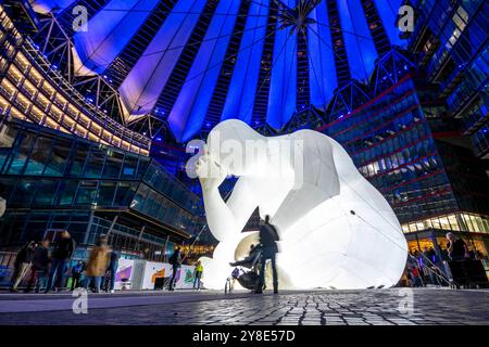 Festival of Lights 2024 Blick auf die Installation man im Center am Potsdamer Platz beim Festival of Lights 2024 in Berlin. Berlin Berlin Deutschland FH0A0371 *** Festival of Lights 2024 Blick auf die Installation man in the Center am Potsdamer Platz beim Festival of Lights 2024 in Berlin Berlin Berlin Deutschland FH0A0371 Stockfoto