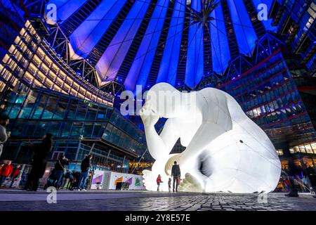 Festival of Lights 2024 Blick auf die Installation man im Center am Potsdamer Platz beim Festival of Lights 2024 in Berlin. Berlin Berlin Deutschland FH0A0375 *** Festival of Lights 2024 Blick auf die Installation man in the Center am Potsdamer Platz beim Festival of Lights 2024 in Berlin Berlin Berlin Deutschland FH0A0375 Stockfoto